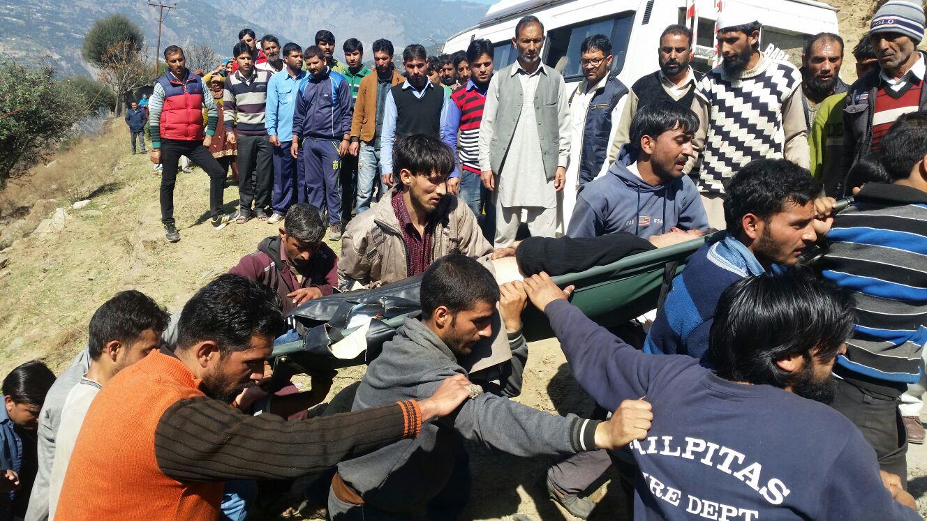 سری نگر میں مقامی کشمیریوں نے سڑک حادثے میں زخمی ہوئے تین فوجیوں کی جانیں بچائیں
